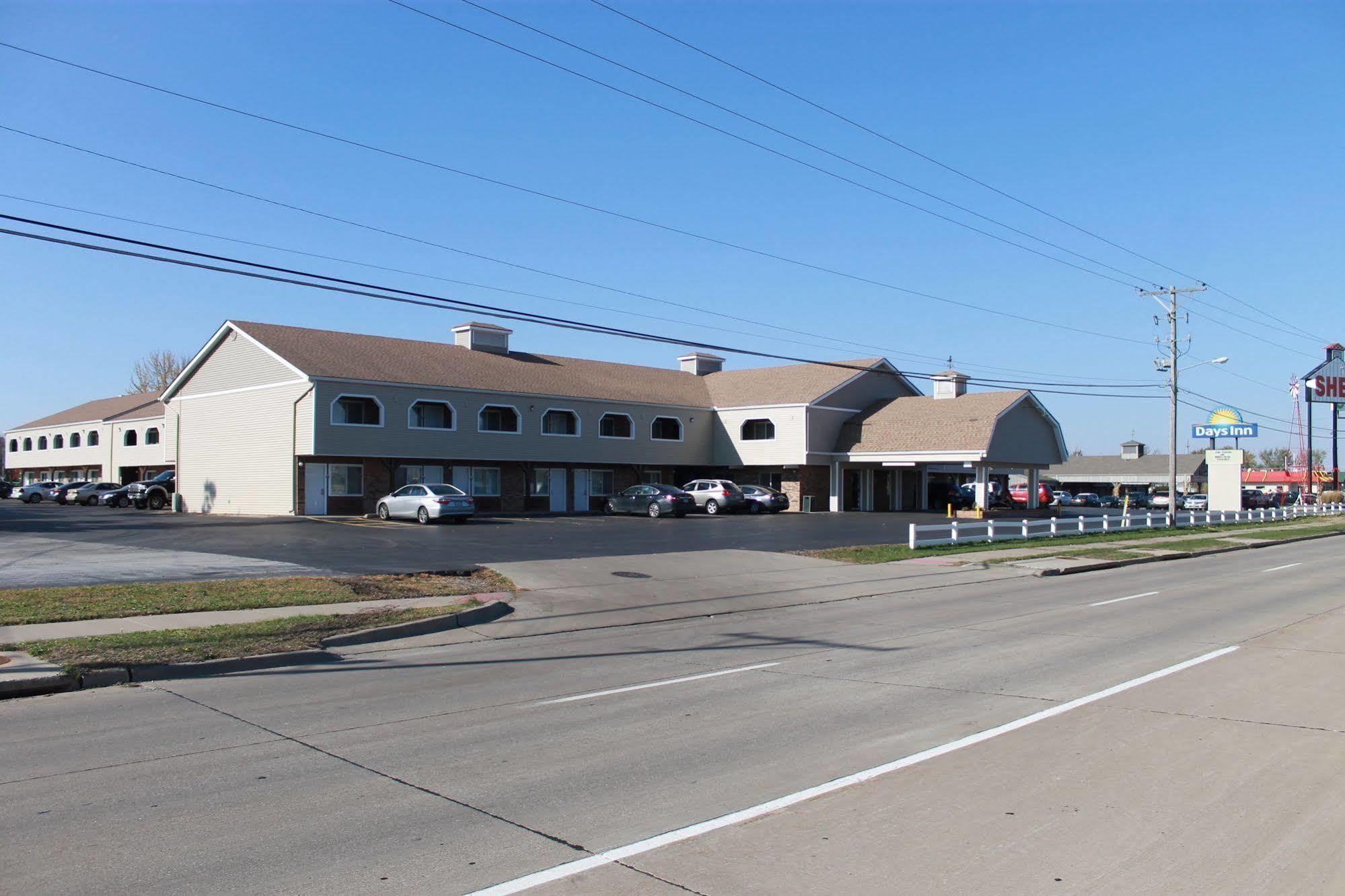 Days Inn By Wyndham Davenport Ia Ngoại thất bức ảnh